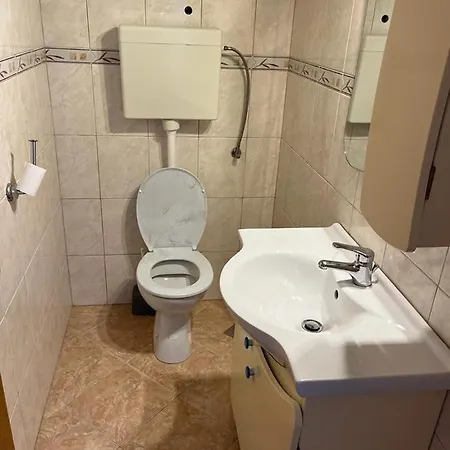 Tomic アパート ザヴァラティサ